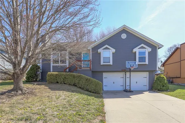 $325,000 | 1229 Northeast Applewood Street, Lee's Summit, MO 64086