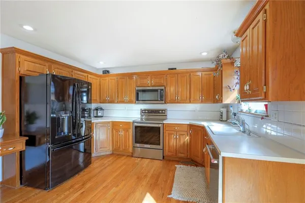 $325,000 | 1229 Northeast Applewood Street, Lee's Summit, MO 64086