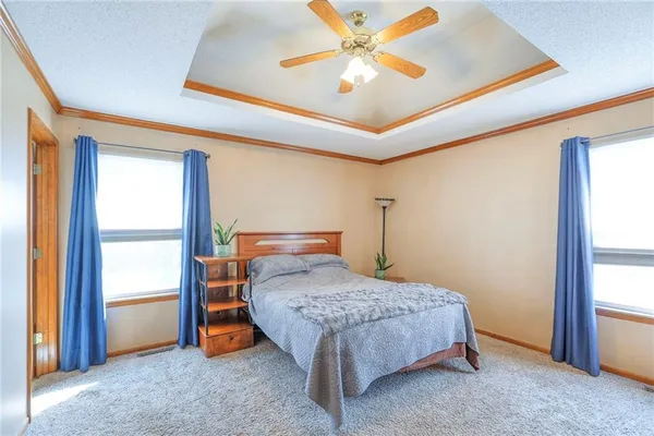 $325,000 | 1229 Northeast Applewood Street, Lee's Summit, MO 64086