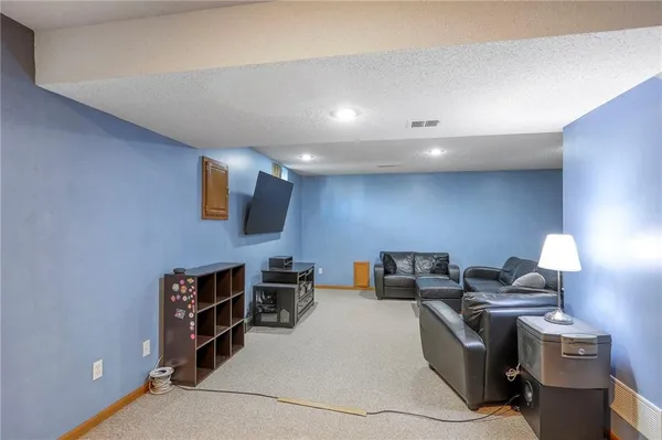 $325,000 | 1229 Northeast Applewood Street, Lee's Summit, MO 64086