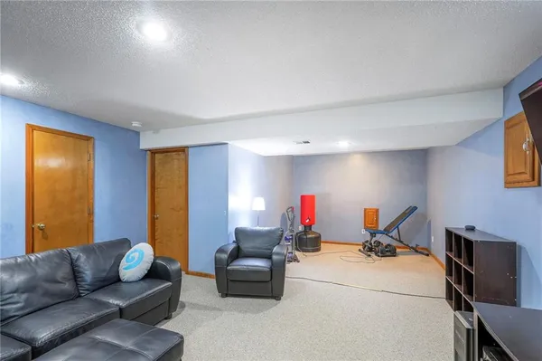 $325,000 | 1229 Northeast Applewood Street, Lee's Summit, MO 64086