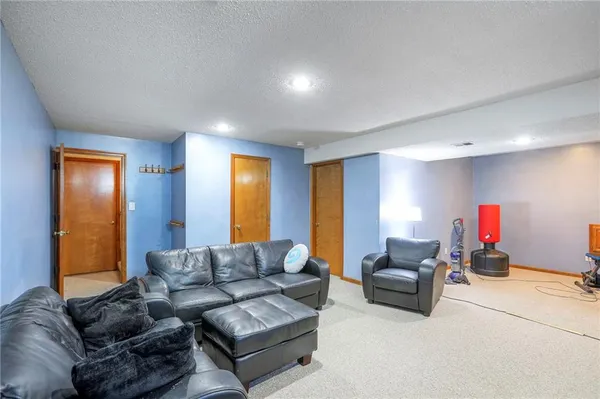 $325,000 | 1229 Northeast Applewood Street, Lee's Summit, MO 64086