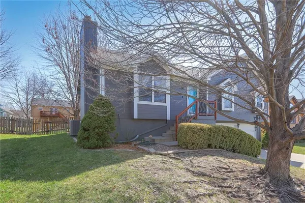 $325,000 | 1229 Northeast Applewood Street, Lee's Summit, MO 64086