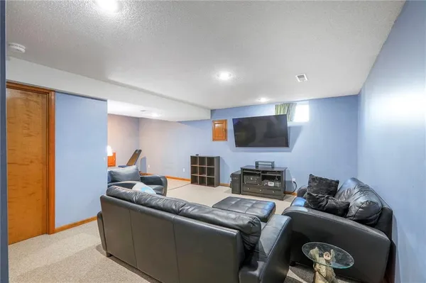 $325,000 | 1229 Northeast Applewood Street, Lee's Summit, MO 64086
