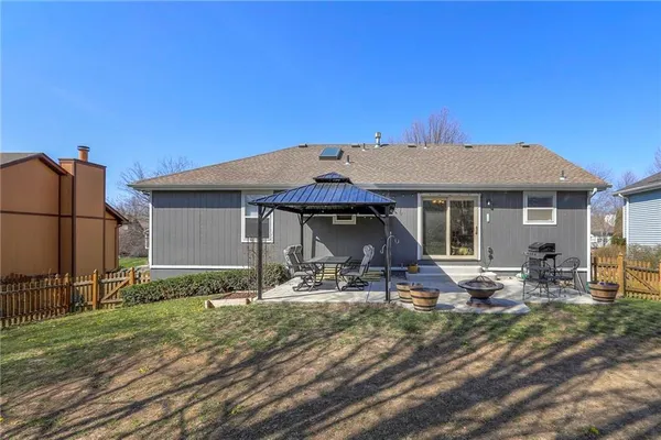 $325,000 | 1229 Northeast Applewood Street, Lee's Summit, MO 64086