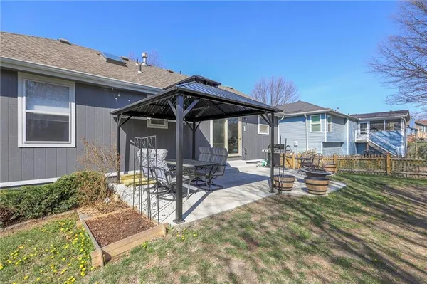 $325,000 | 1229 Northeast Applewood Street, Lee's Summit, MO 64086