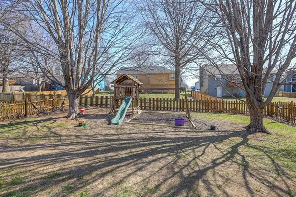 $325,000 | 1229 Northeast Applewood Street, Lee's Summit, MO 64086