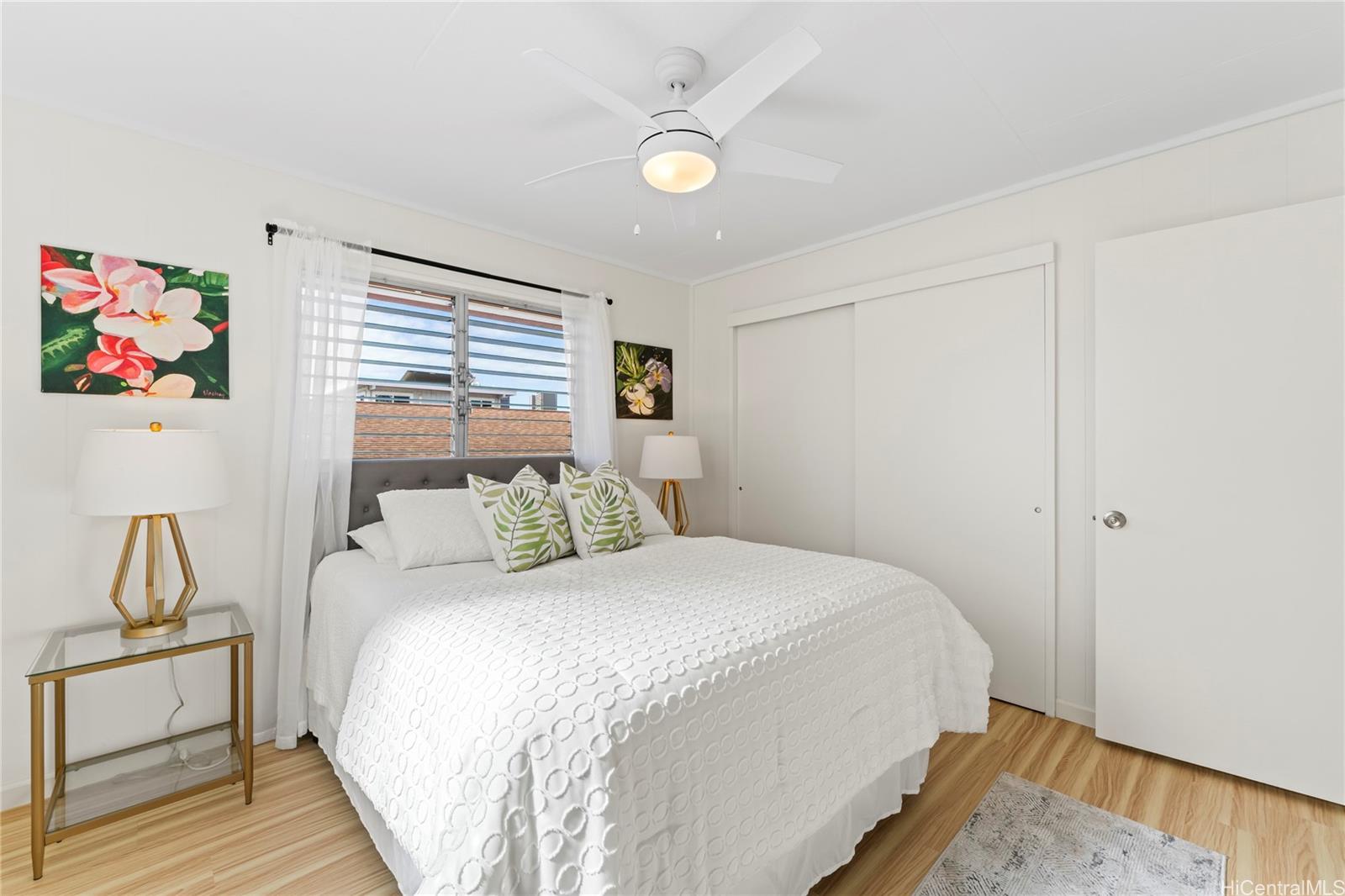 125 Milo Lane Honolulu, HI 96813 - Photo 11 of 16 a bedroom with a bed and a window