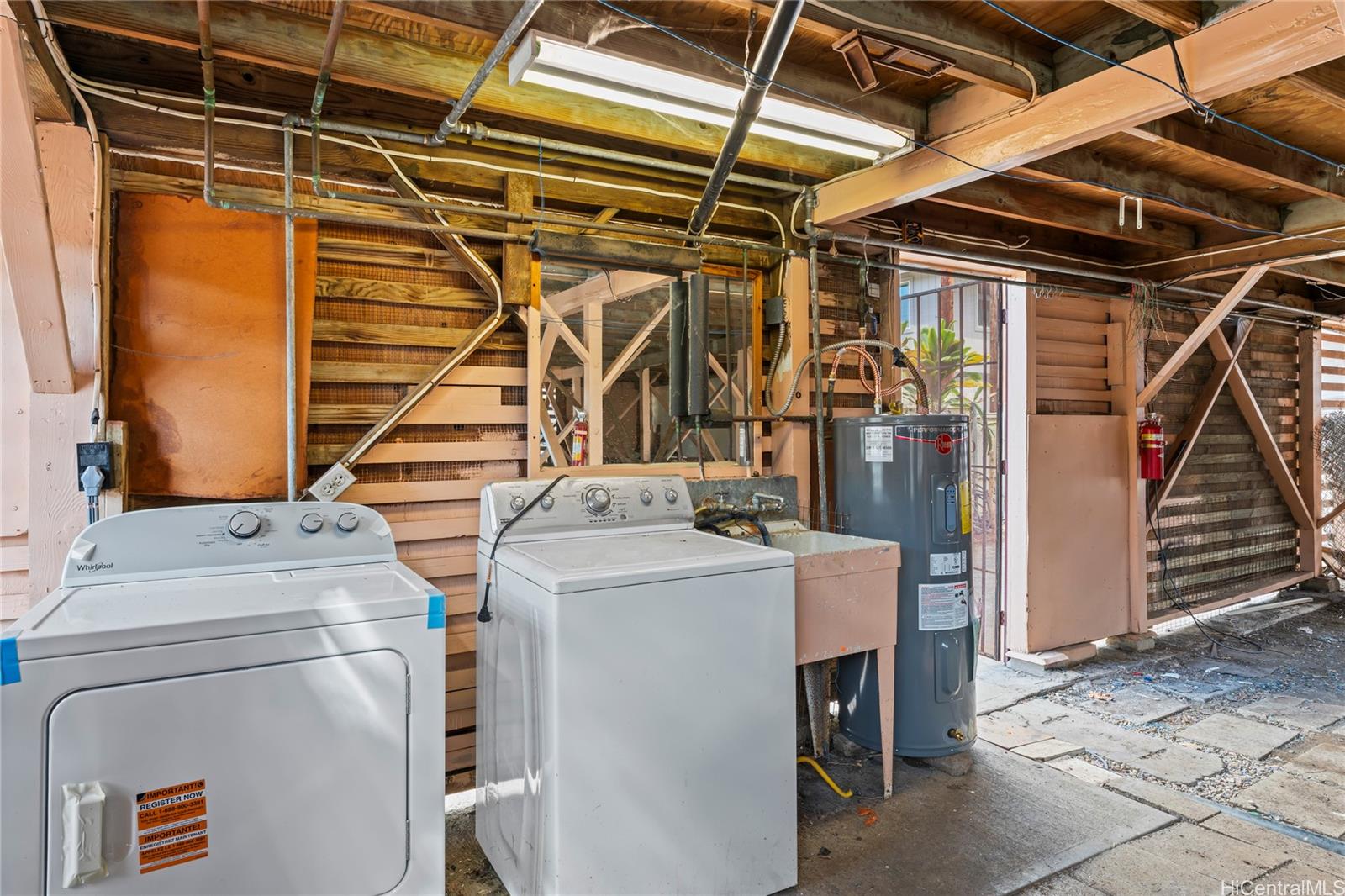 125 Milo Lane Honolulu, HI 96813 - Photo 13 of 16 a utility room with dryer and washer