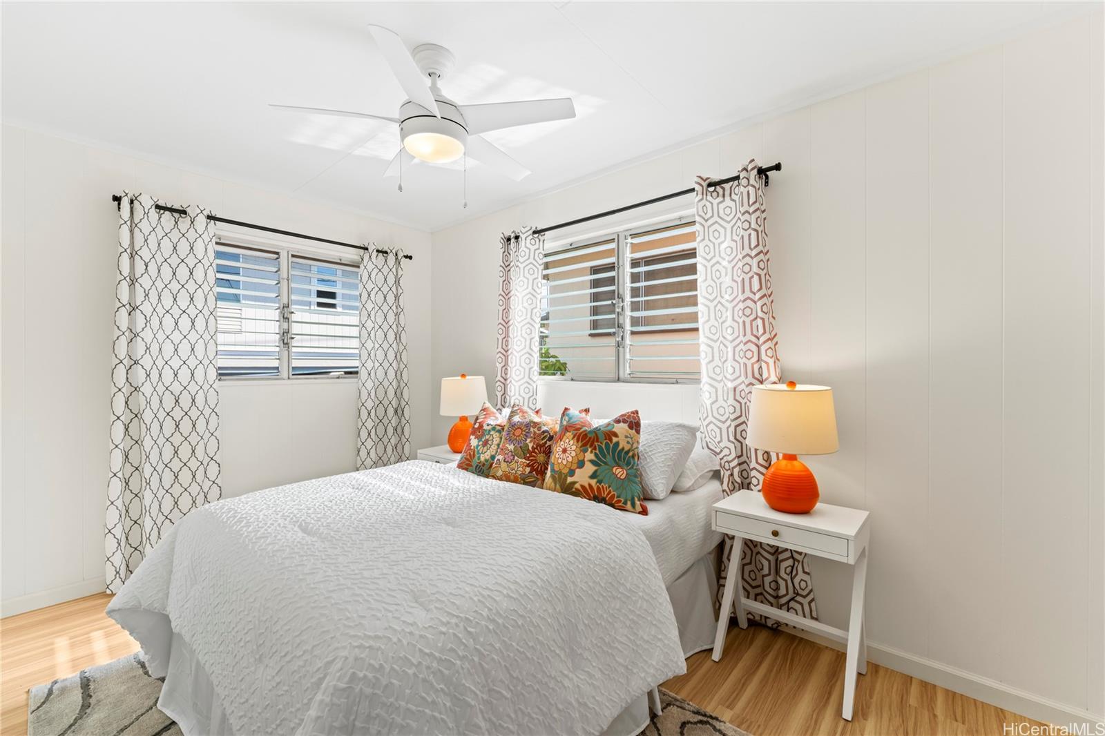 125 Milo Lane Honolulu, HI 96813 - Photo 7 of 16 a bedroom with a bed and a window