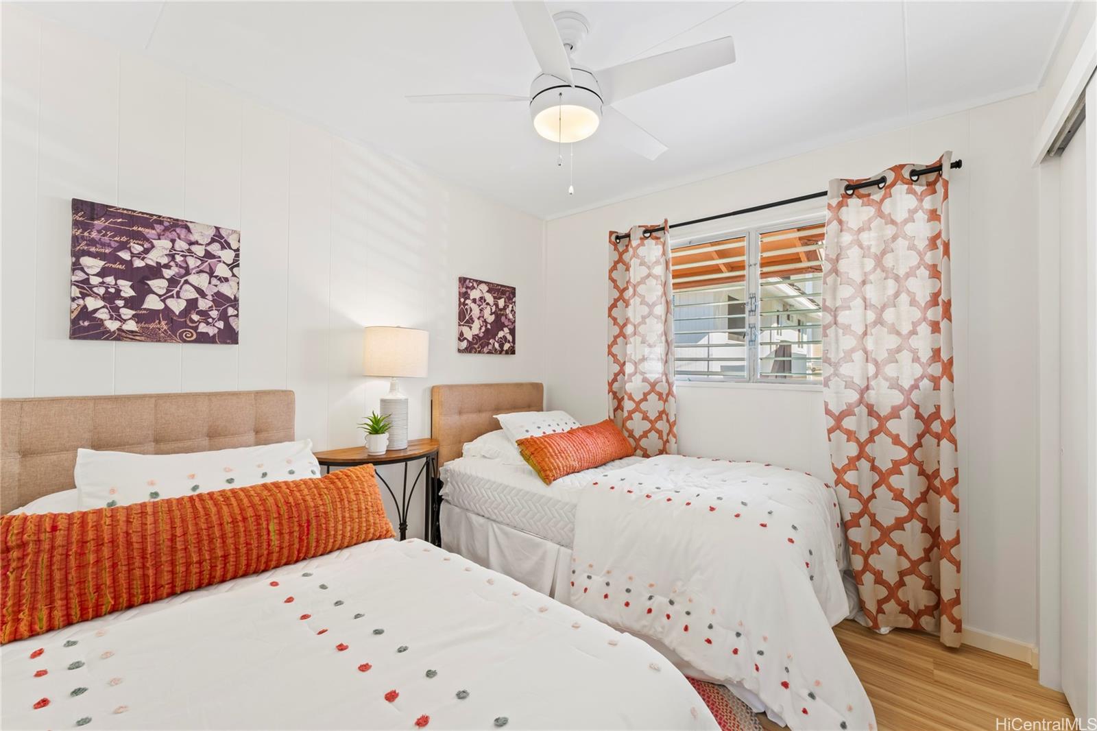 125 Milo Lane Honolulu, HI 96813 - Photo 8 of 16 a bedroom with two beds and a table