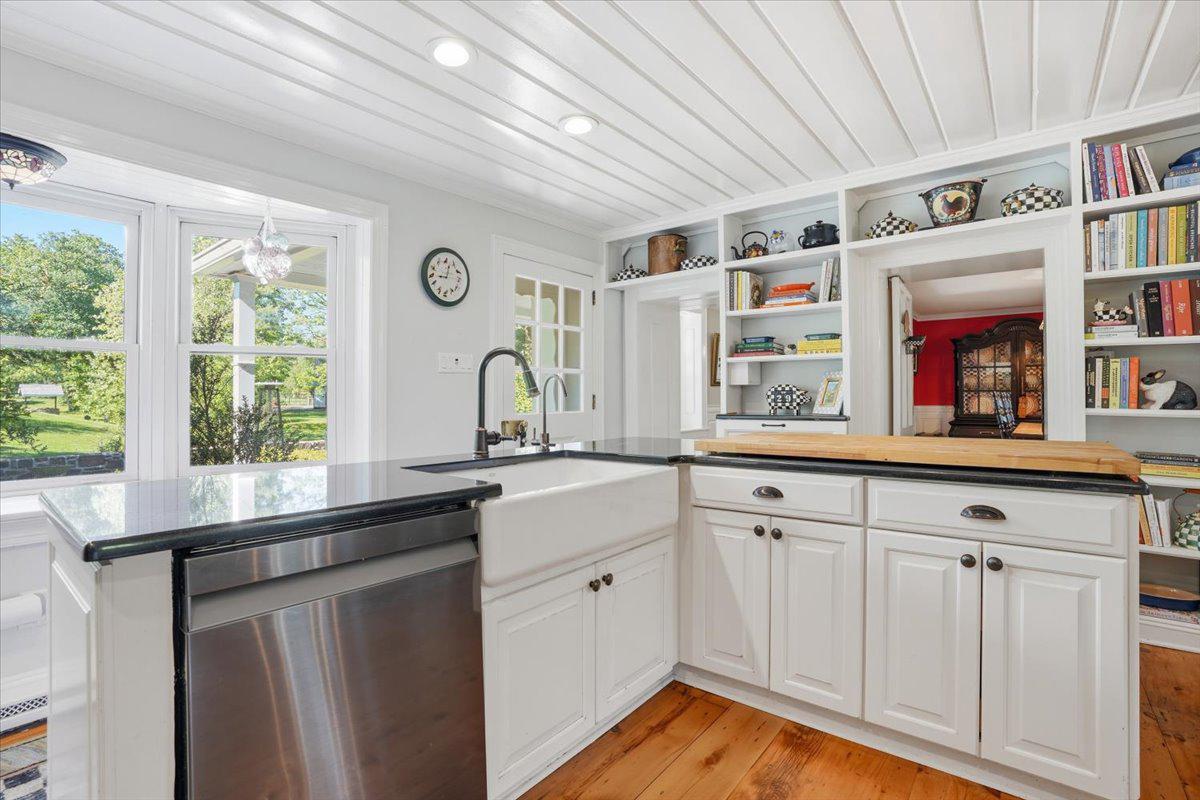 318 Welcome House Road Perkasie, PA 18944 - Photo 13 of 121 Custom Shenandoah Brand maple cabinetry