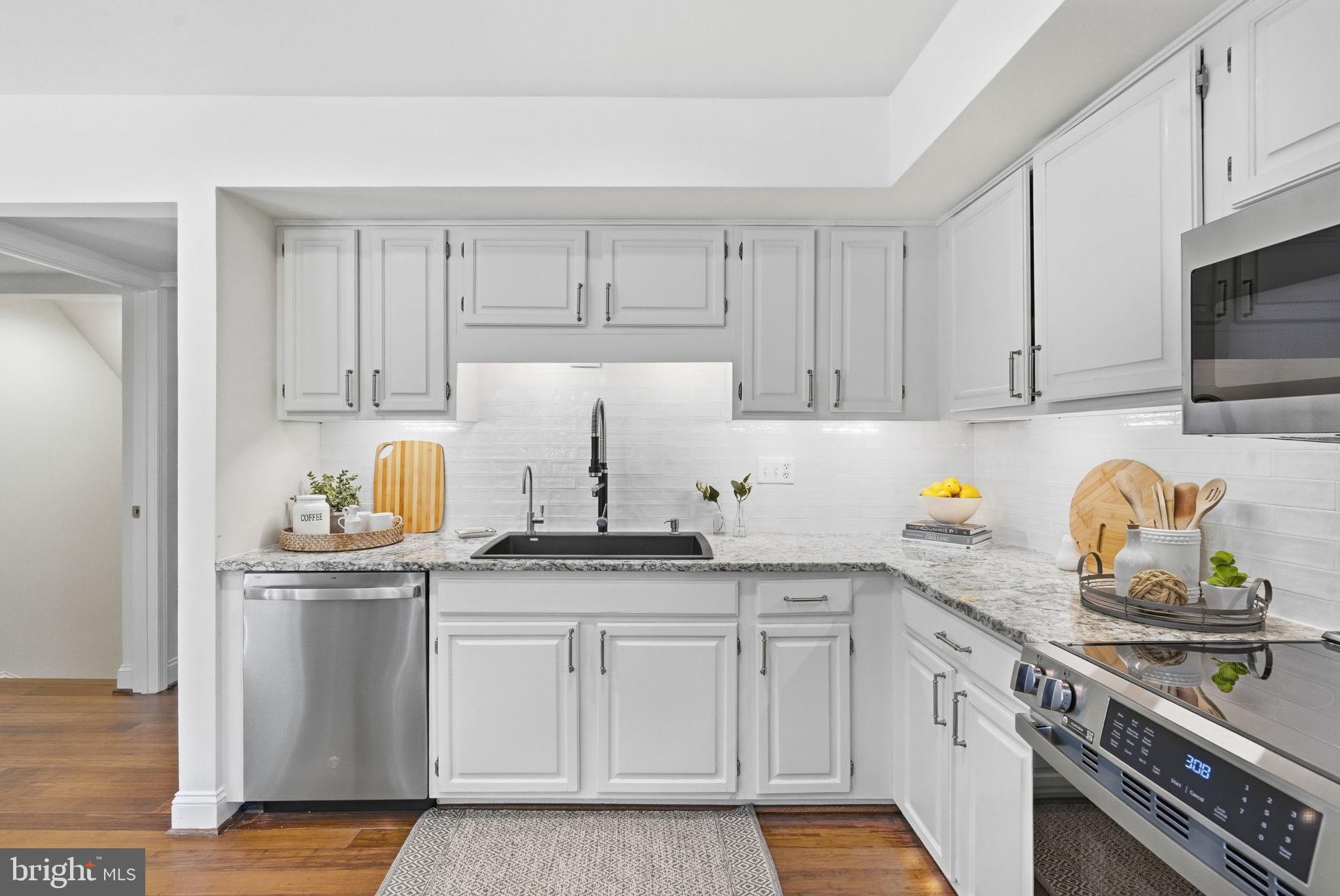 996 Headwater Road Annapolis, MD 21403 - Photo 16 of 59 Modern kitchen with sleek finishes.