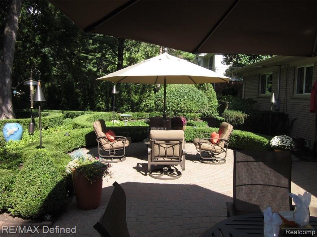 501 Allston Drive Rochester, MI 48309 - Photo 10 of 36 Brick Paver Patio