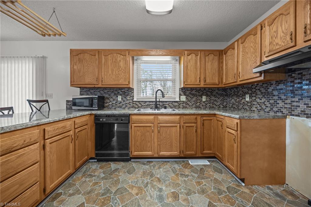 7410 Friendship Ledford Road Winston-Salem, NC 27107 - Photo 8 of 41