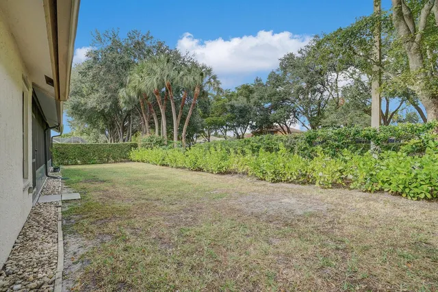 a view of a house with backyard and garden