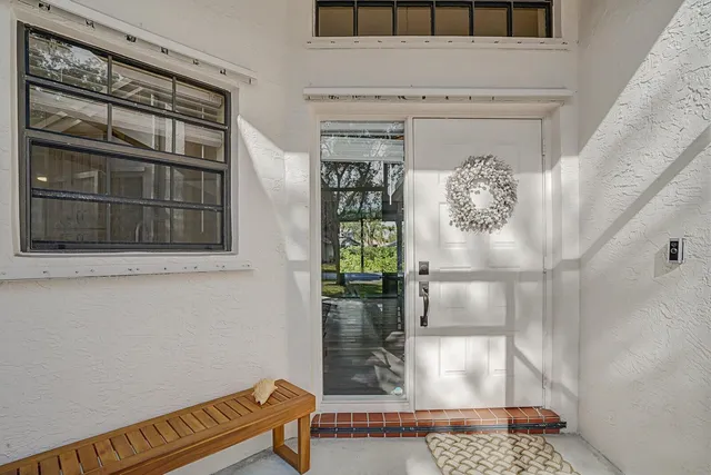 a view of entryway with livingroom