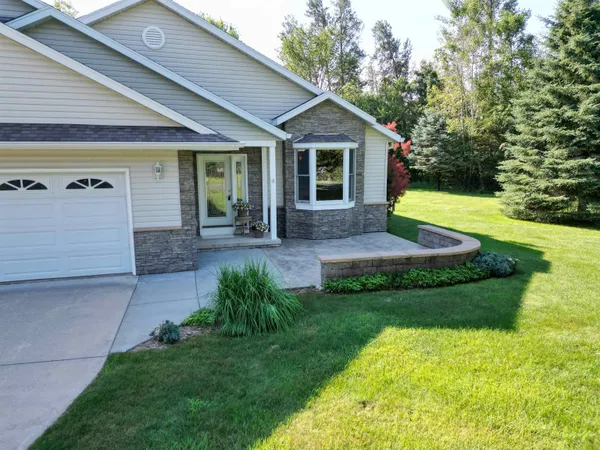 $699,999 | W5281 North Osprey Drive, New Lisbon, WI 53950