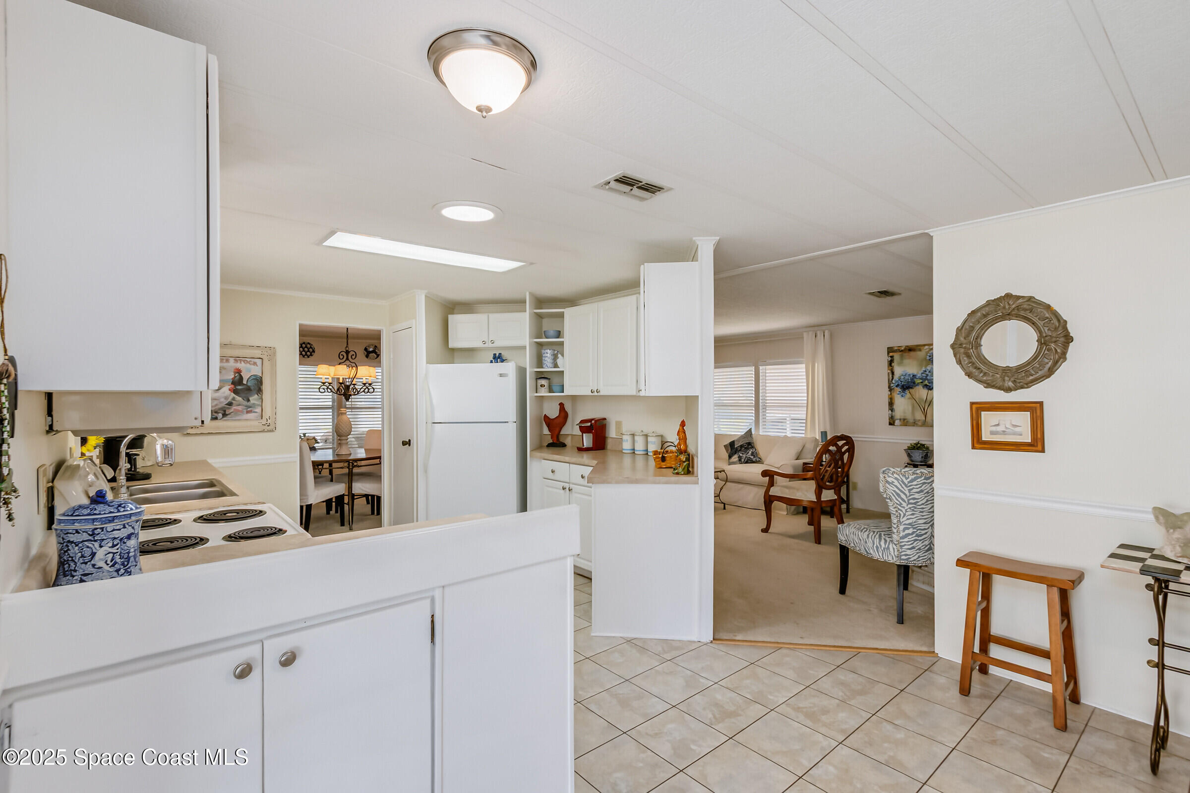 520 Ruth Circle Melbourne, FL 32904 - Photo 9 of 25 520 Ruth view into Living room