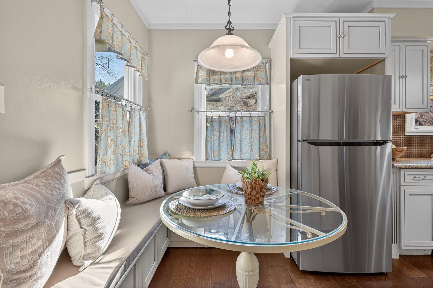 2644 Crafton Way Stockton, CA 95204 - Photo 20 of 50 a living room with furniture and a chandelier