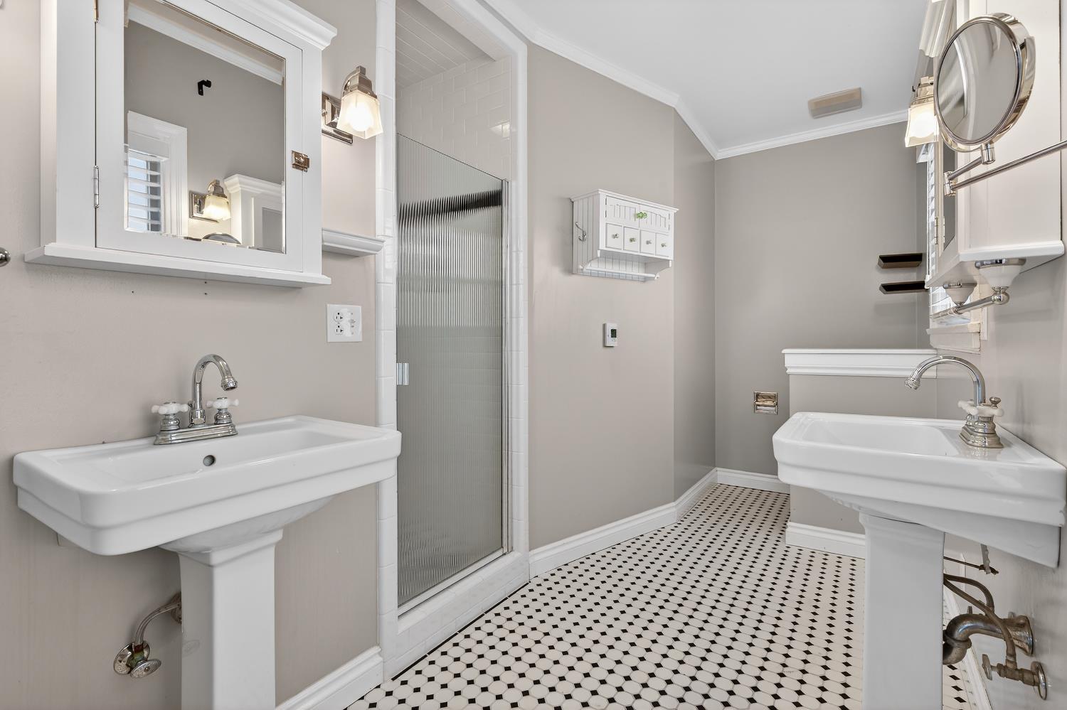 2644 Crafton Way Stockton, CA 95204 - Photo 25 of 50 a bathroom with a sink and a mirror