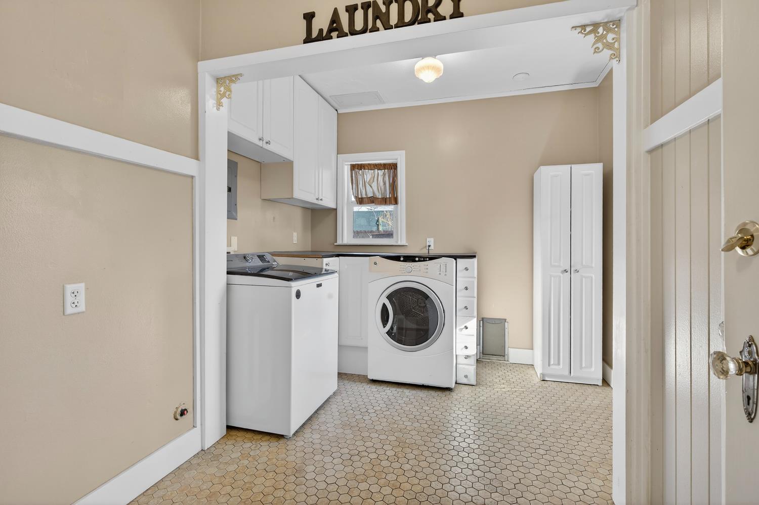 2644 Crafton Way Stockton, CA 95204 - Photo 35 of 50 a utility room with dryer and washer