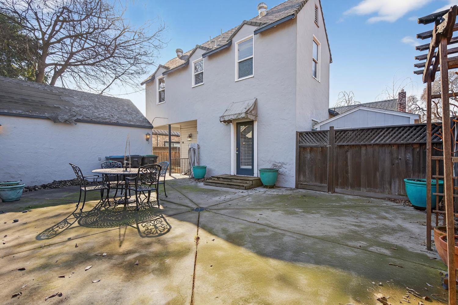 2644 Crafton Way Stockton, CA 95204 - Photo 39 of 50 a backyard of a house with table and chairs
