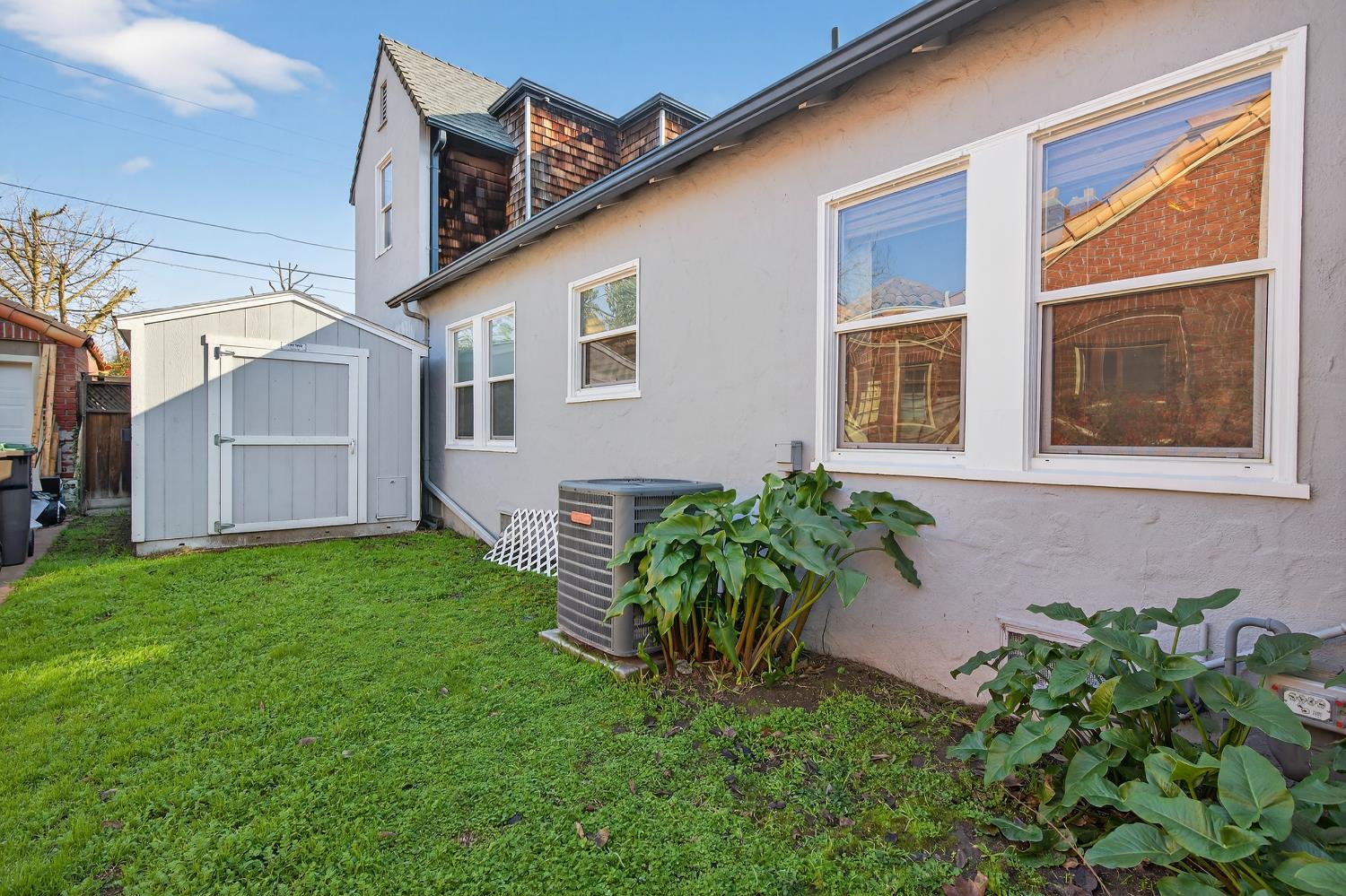 2644 Crafton Way Stockton, CA 95204 - Photo 42 of 50 a front view of a house with garden