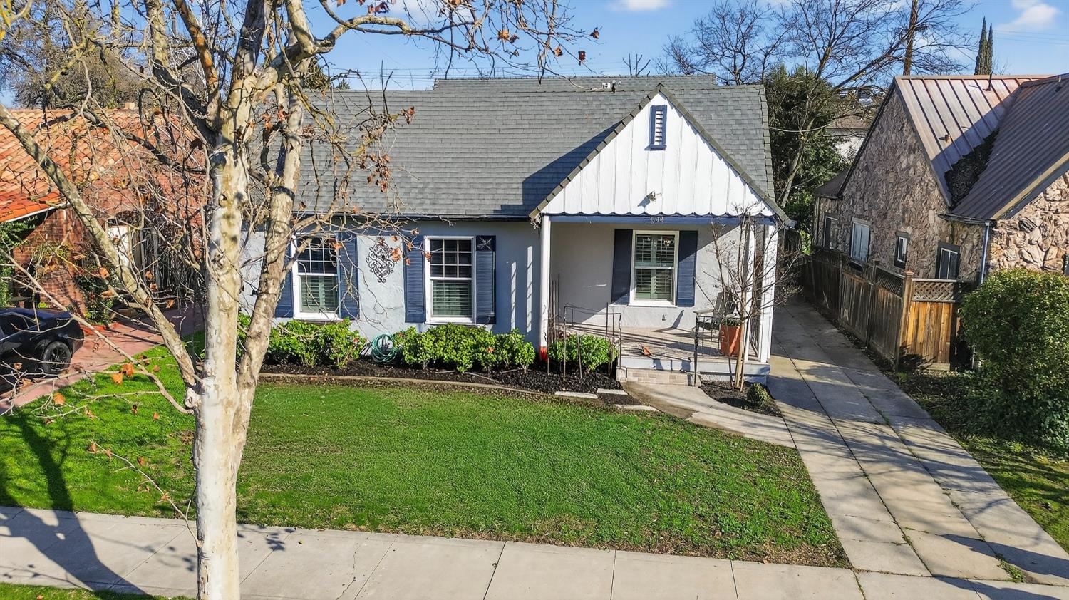 2644 Crafton Way Stockton, CA 95204 - Photo 43 of 50 a front view of house with a garden and patio