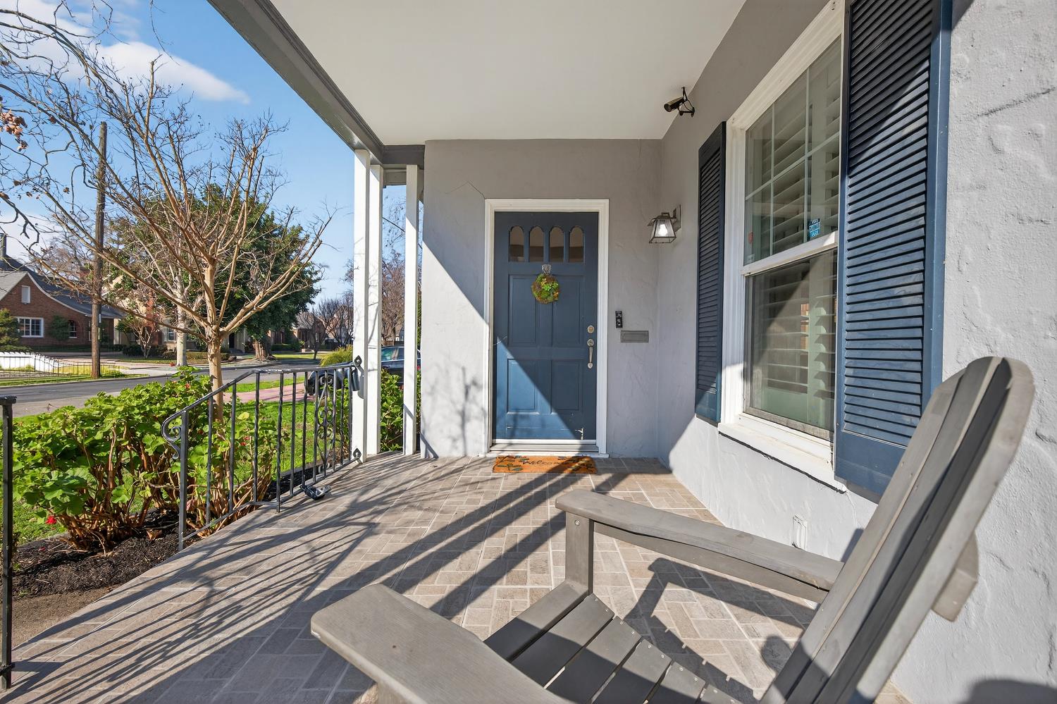 2644 Crafton Way Stockton, CA 95204 - Photo 5 of 50 a house view with a seating space