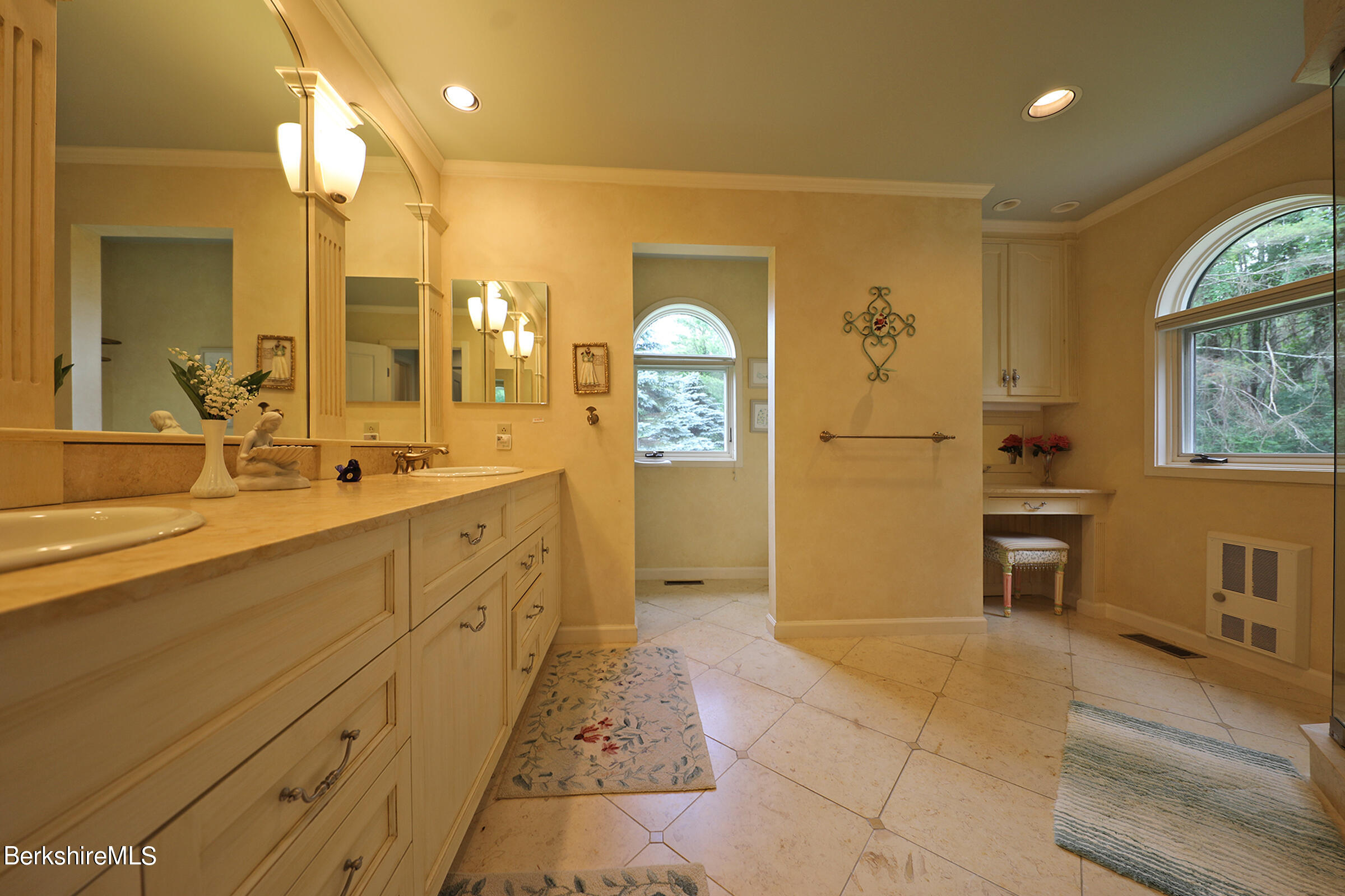 19 Hawthorne Road, Unit HV 17 Stockbridge, MA 01262 - Photo 28 of 53 EN SUITE BATH