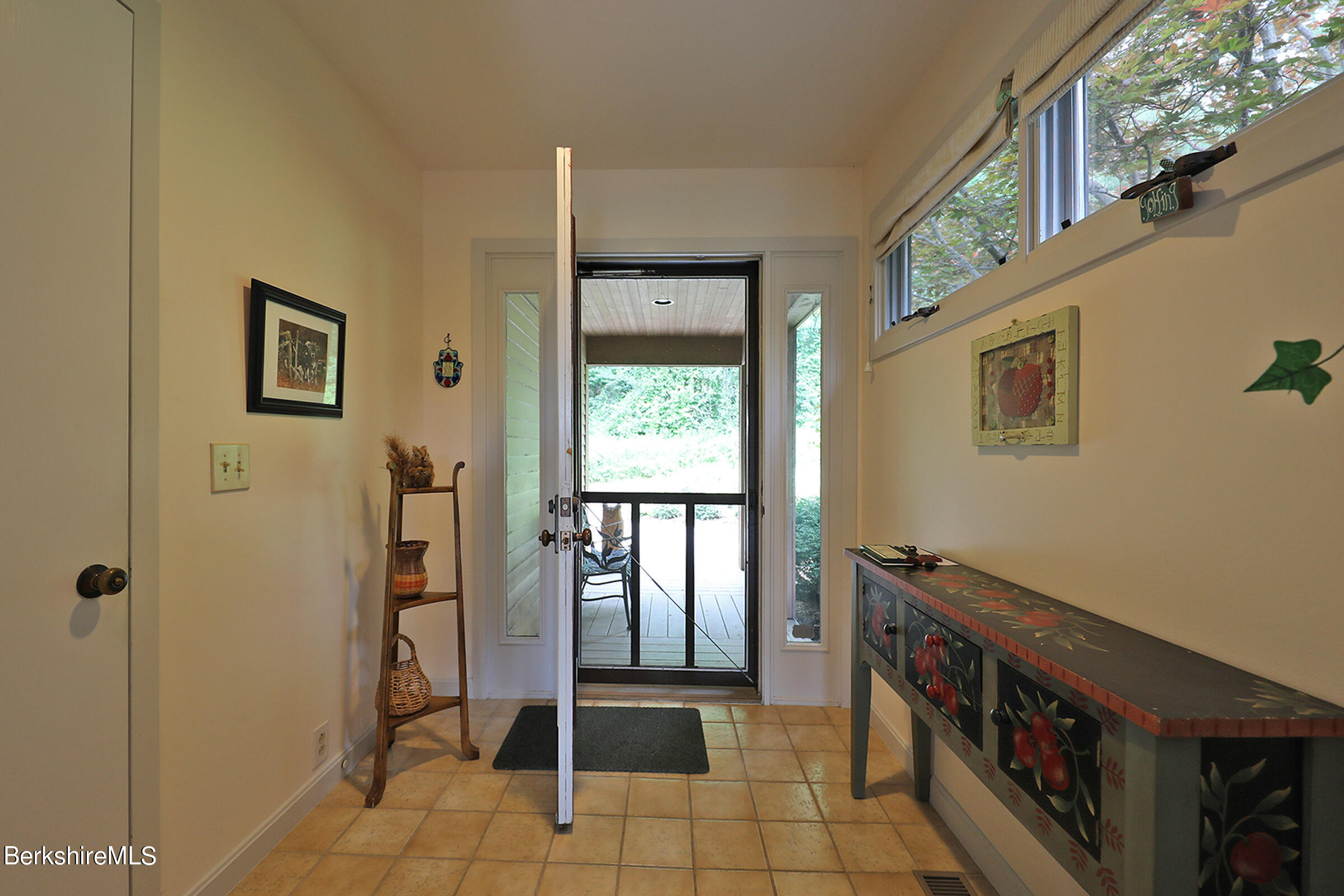 19 Hawthorne Road, Unit HV 17 Stockbridge, MA 01262 - Photo 6 of 53 ENTRY