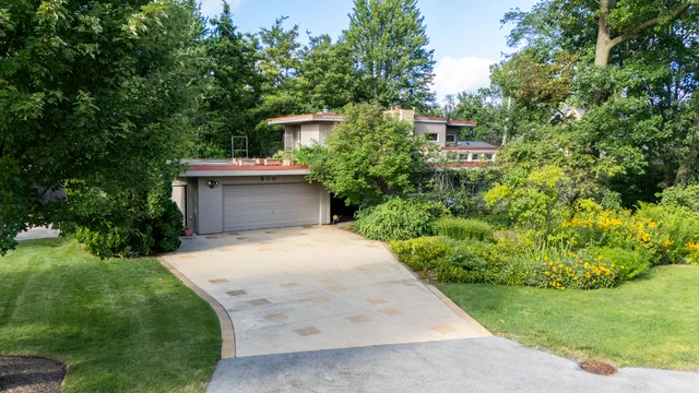a view of a back yard of the house