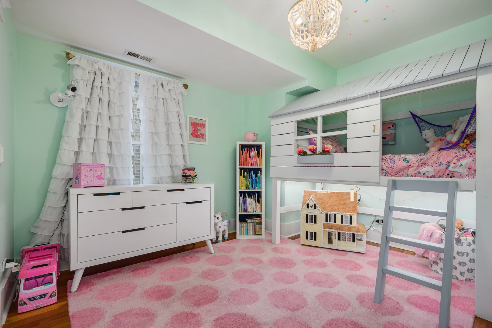 2249 West Leland Avenue Chicago, IL 60625 - Photo 22 of 40 a view of room with furniture and a chandelier