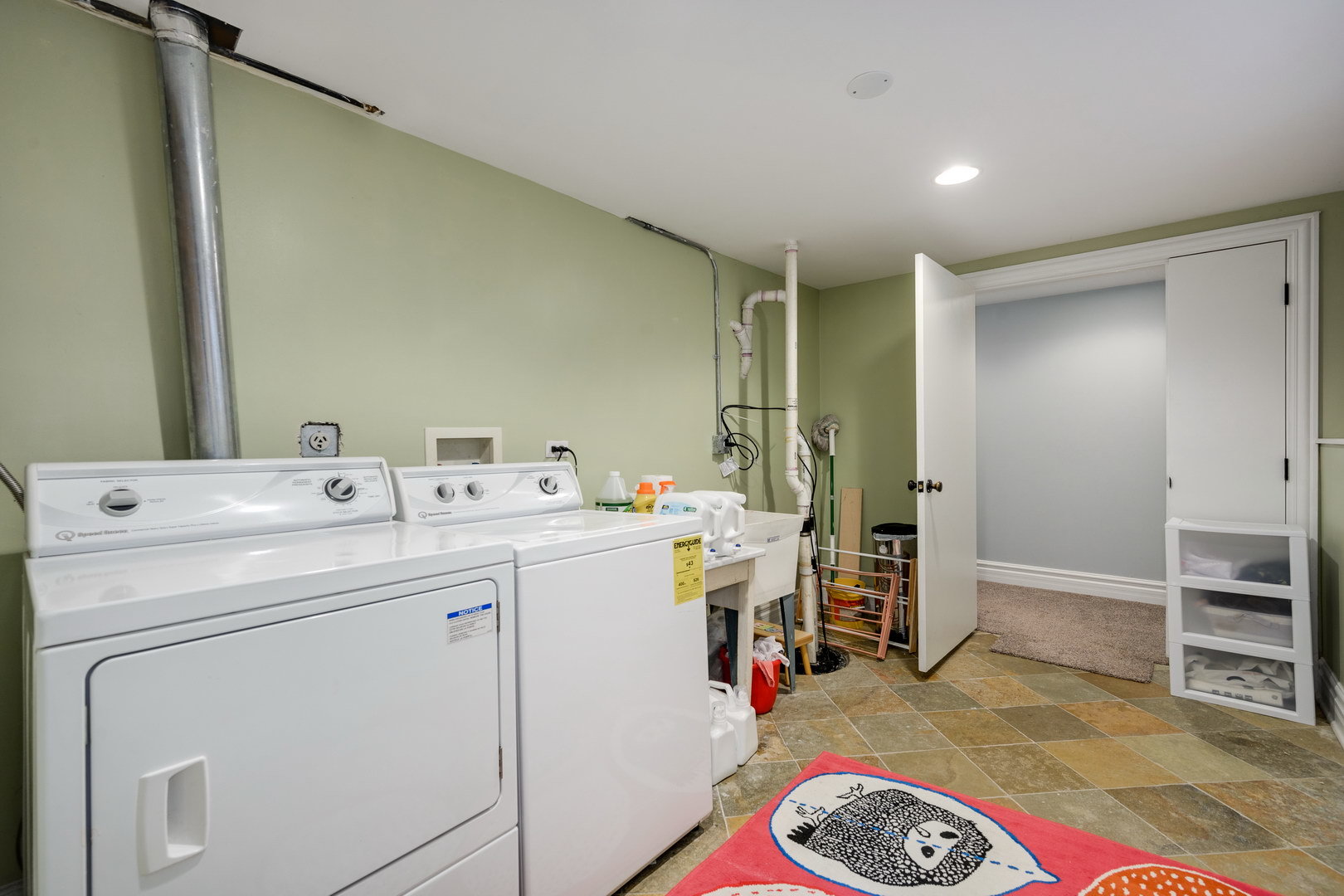 2249 West Leland Avenue Chicago, IL 60625 - Photo 32 of 40 a utility room with dryer and washer