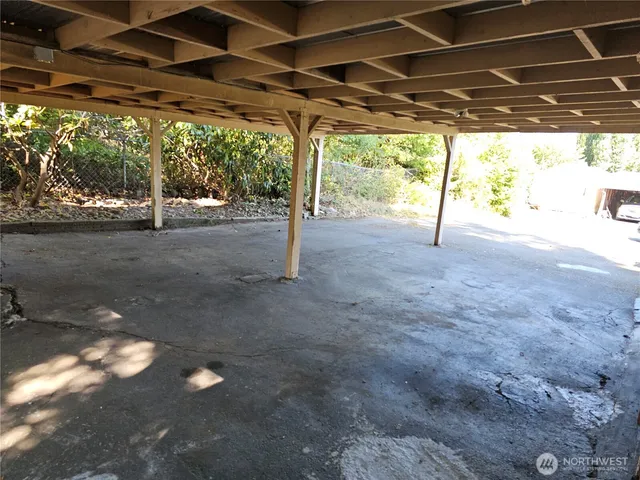 a view of a backyard