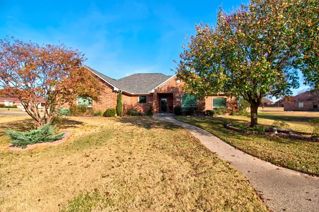 $595,000 | 1321 Kiowa Drive East, Lake Kiowa, TX 76240