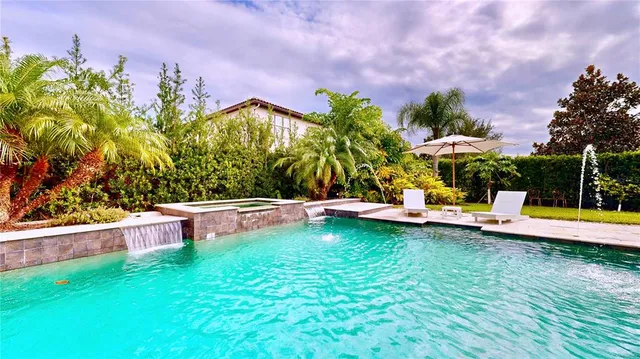 a en suite bathroom with a sink and a mirror