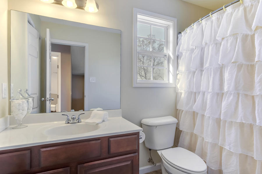 1821 Turning Point Road Powell, TN 37849 - Photo 25 of 34 25_TurningPointRoad_1821_GuestBath