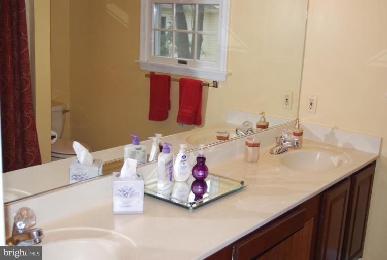 2340 Ridge Tree Court Ellicott City, MD 21042 - Photo 14 of 28 2nd floor full bath
