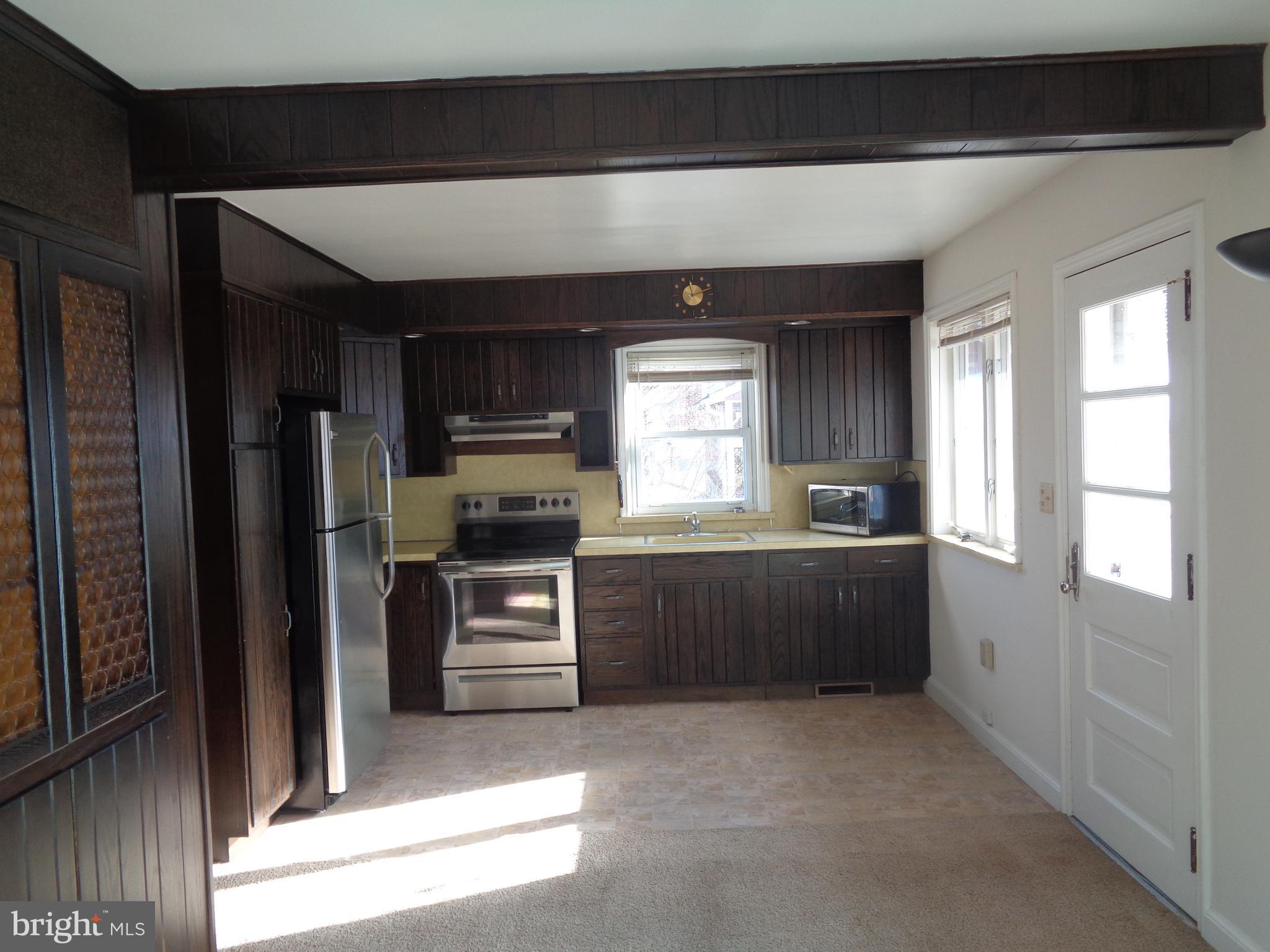 106 Cortelyou Avenue Reading, PA 19607 - Photo 14 of 19 Family Room/Kitchen