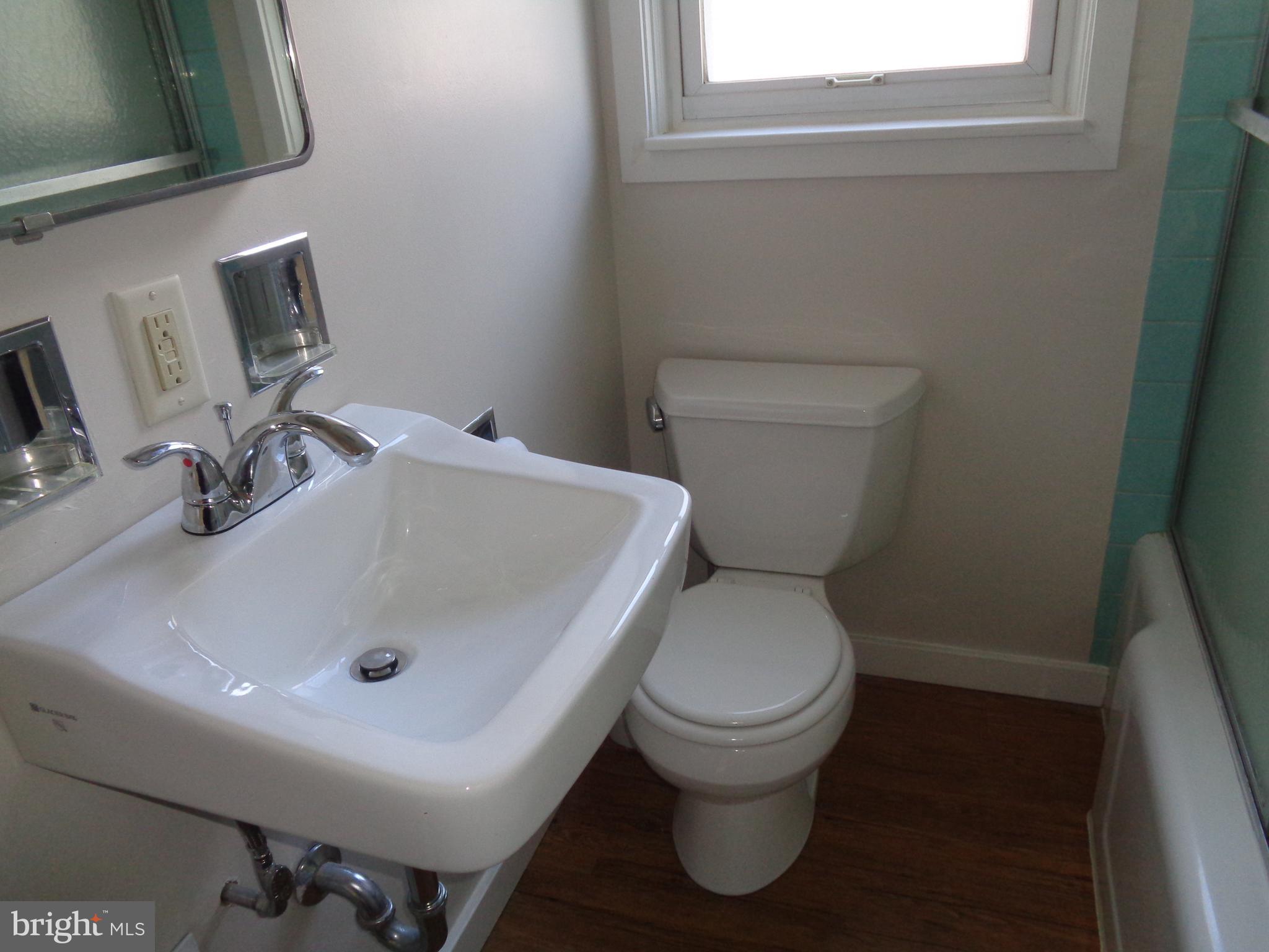106 Cortelyou Avenue Reading, PA 19607 - Photo 9 of 19 Bathroom