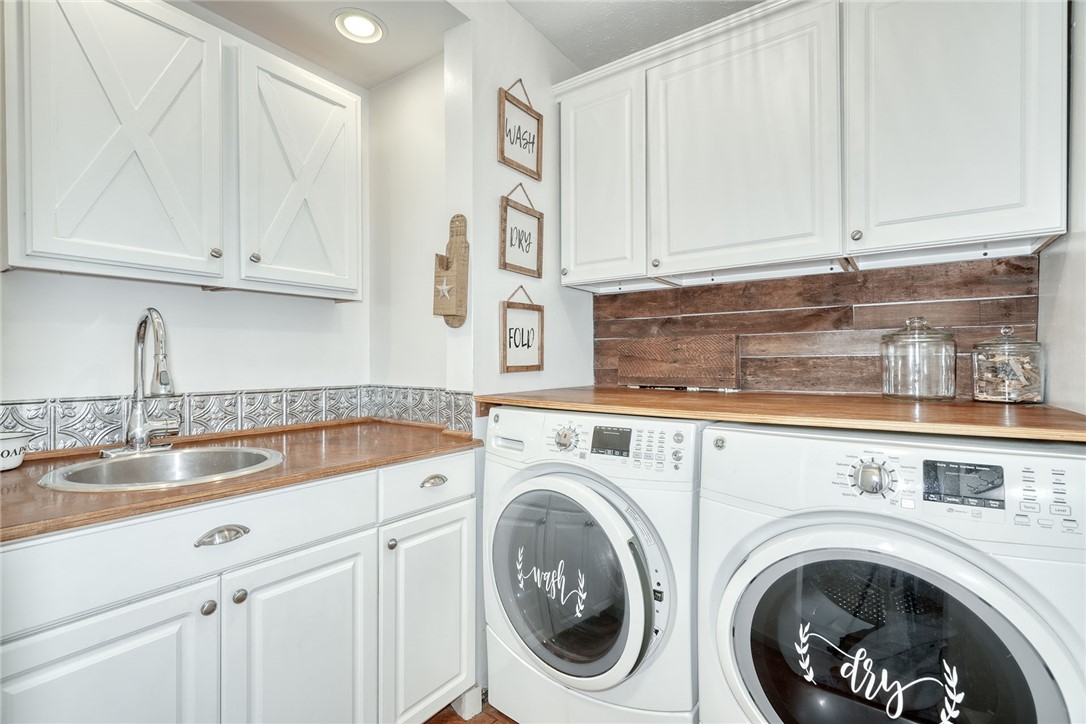 522 Salt Road Webster, NY 14580 - Photo 19 of 46 Impressive first floor laundry with Folding space