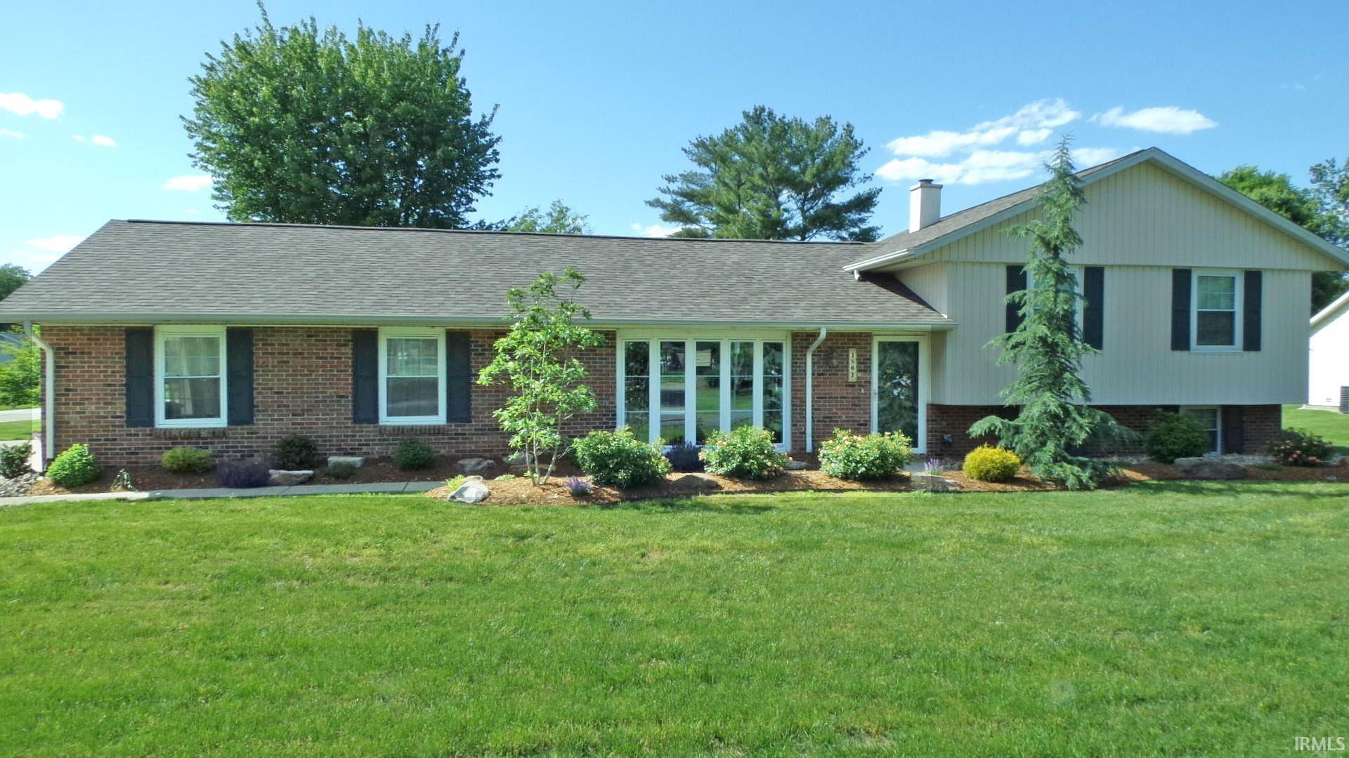 1802 Forbes Road Vincennes, IN 47591 - Photo 1 of 31 Gallery Image 1