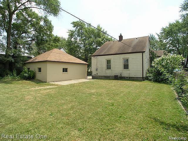 1958 Harvard Road Berkley, MI 48072 - Photo 7 of 7 back yard.jpg