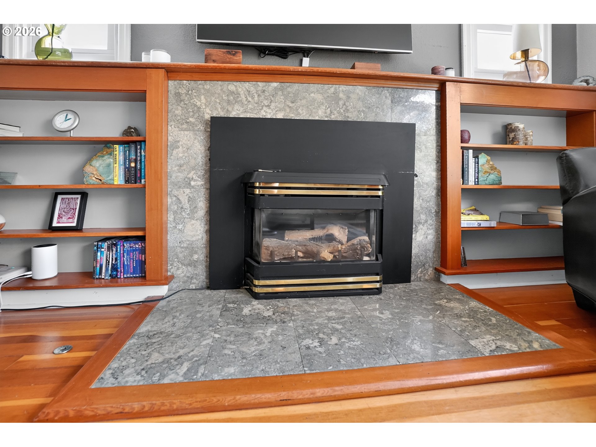 8326 Southwest 57th Avenue Portland, OR 97219 - Photo 8 of 28 Fireplace Gas