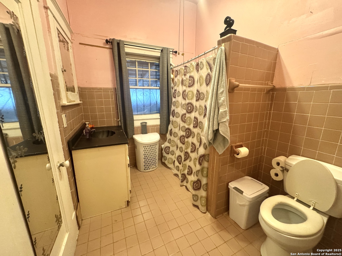 314 Devine Street San Antonio, TX 78210 - Photo 20 of 25 a bathroom with a toilet and a shower