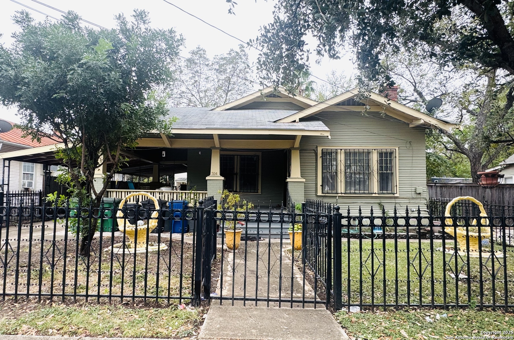 314 Devine Street San Antonio, TX 78210 - Photo 2 of 25 a front view of a house with a garden