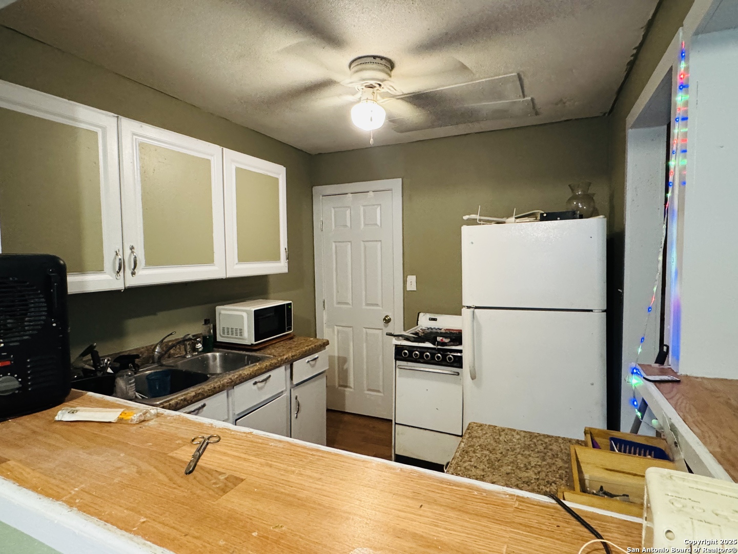 314 Devine Street San Antonio, TX 78210 - Photo 23 of 25 a kitchen with granite countertop a refrigerator stove top oven and sink