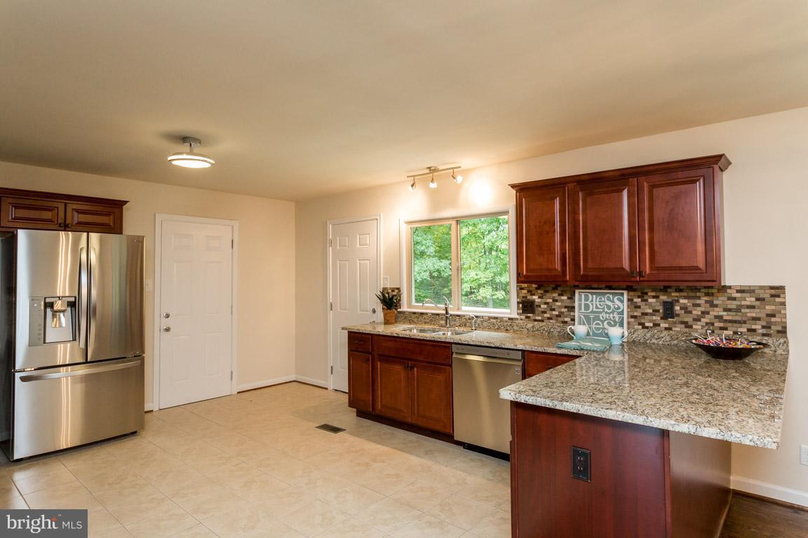 373 Cropp Road Fredericksburg, VA 22406 - Photo 3 of 30 Spacious Kitchen has breakfast bar!